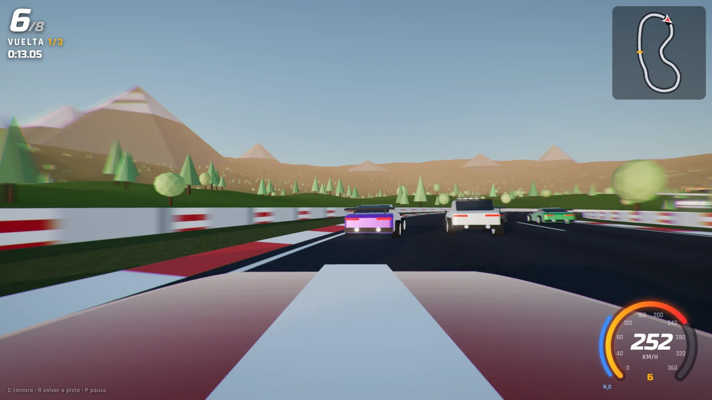 Vista desde el capó a 252 km/h, persiguiendo a dos rivales entre cerros y pinos.